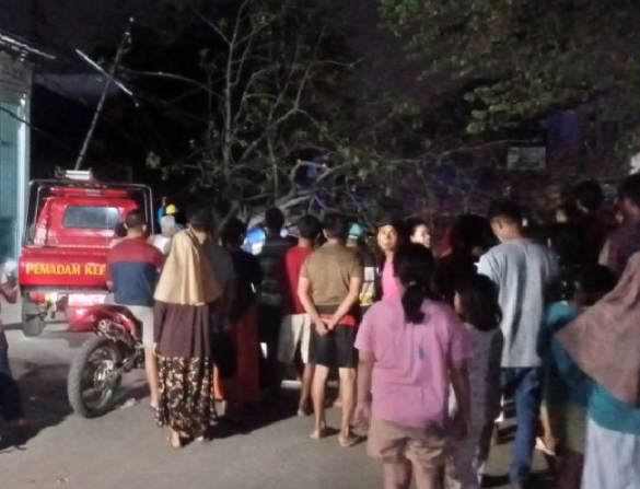 sejumlah-karyawan-luka-usai-pohon-timpa-gudang-di-bekasi