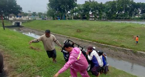 motor-roda-3-nyemplung-di-kali-bekasi-gara-gara-macet