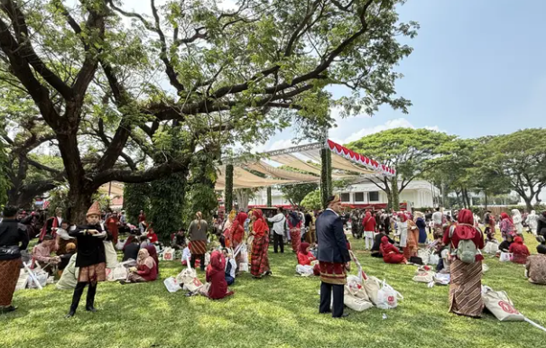istana-merdeka-menjadi-tempat-piknik-para-warga