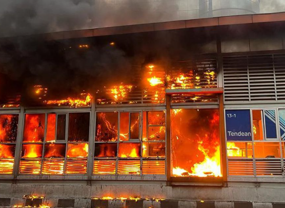 6-halte-trans-jakarta-terbakar-kok-bisa