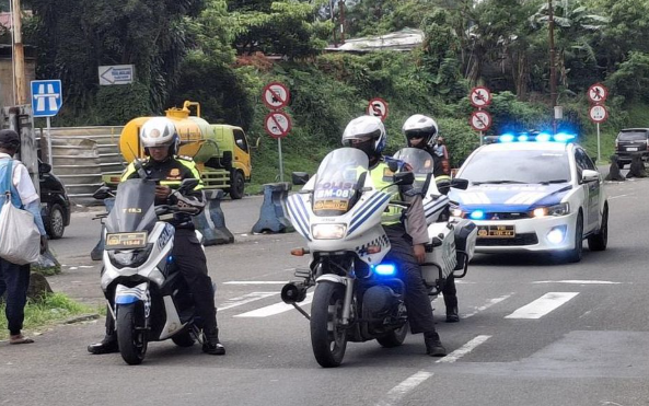polisi-terapin-jalur-one-way-arah-jakarta-puncak