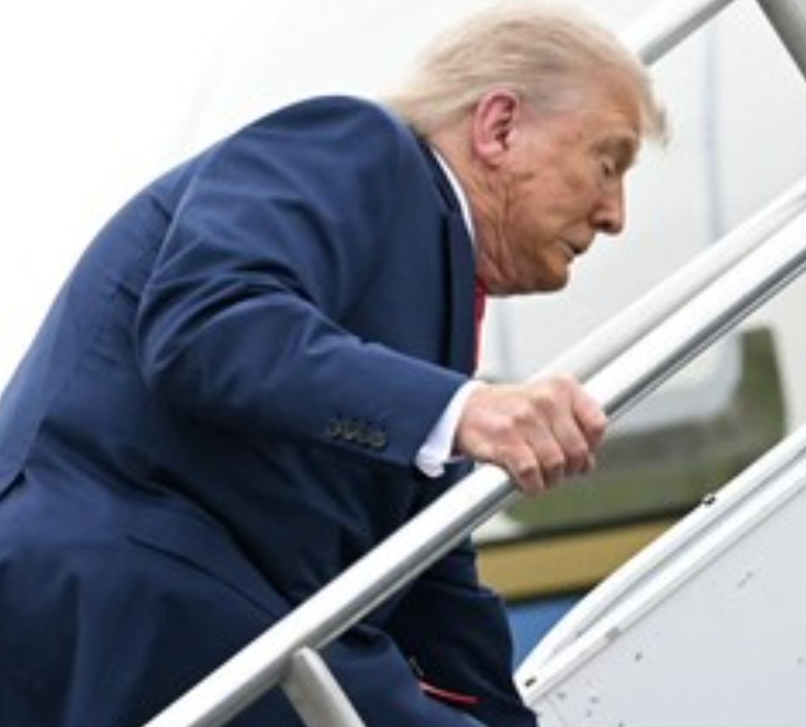 donald-trump-kesandung-di-pesawat-air-force-one