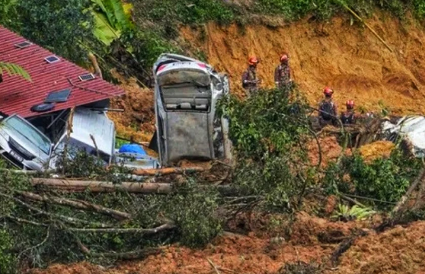 tanah-longsor-malaysia-akibat-hujan-membuat-12-orang-tewas