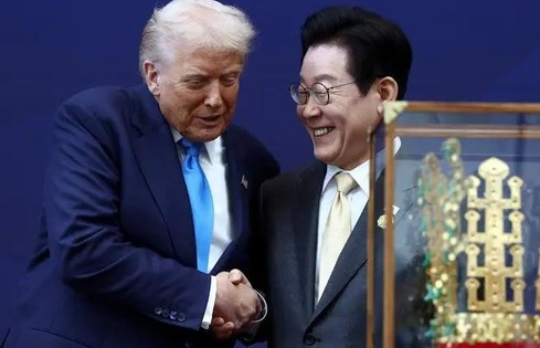 trump-dihadiahi-mahkota-emas-oleh-korsel