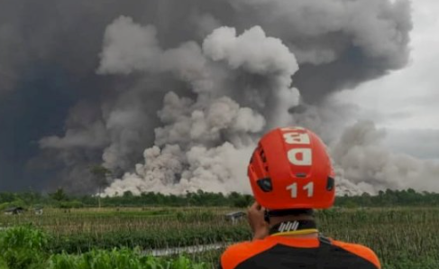 gunung-semeru-meletus-australia-peringatan-penerbangan