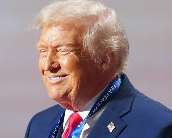 senyum-trump-saat-jadi-penerima-pertama-fifa-peace-prize