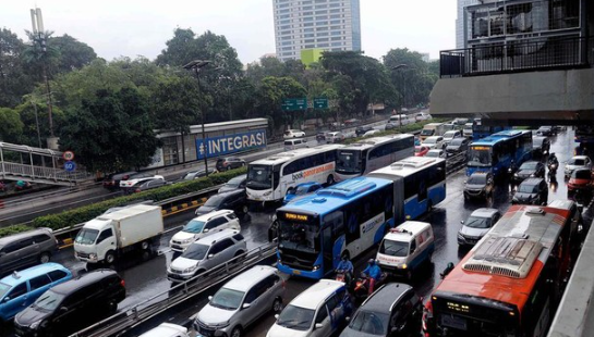 jalan-macet-di-gatot-subroto-disebabkan-karena-hujan