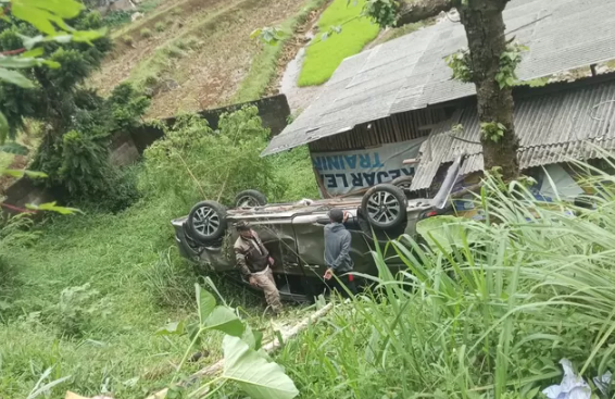 mobil-masuk-jurang-sedalam-20-meter-di-bogor