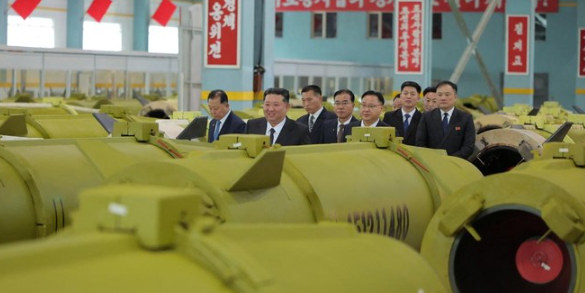 kim-jong-un-meninjau-pabrik-amunisi