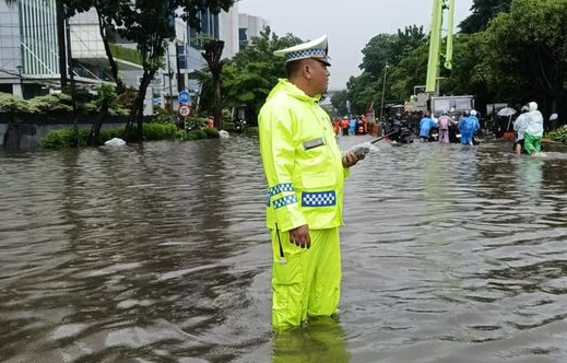jalan-di-pandjaitan-masih-terendam-air-banjir