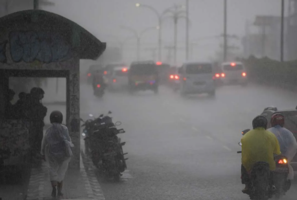 Cuaca Ekstrem Ancam Jawa Tengah & Jawa Barat